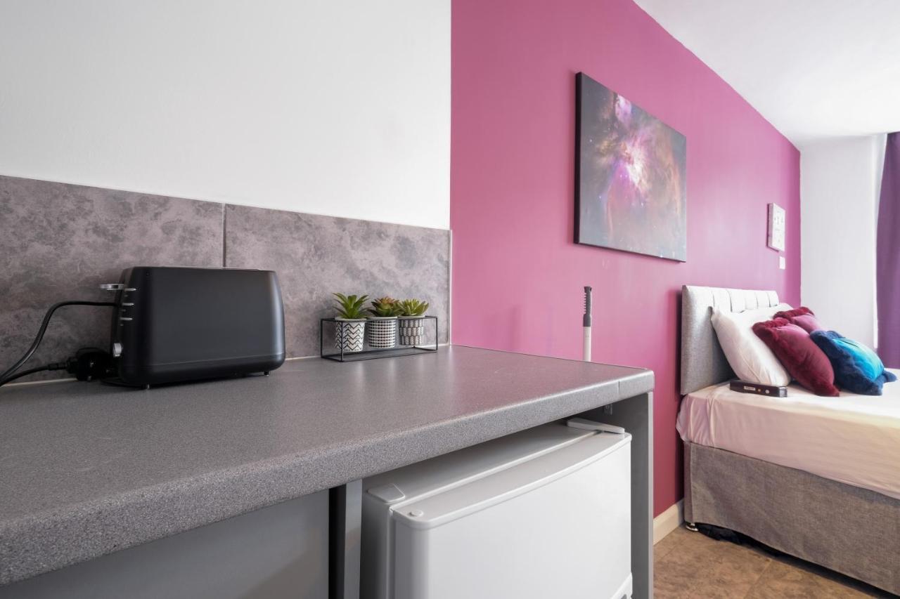 Wembley Fernbank Studios Sudbury Hill Harrow Self-Contained Studios With En-Suite מראה חיצוני תמונה