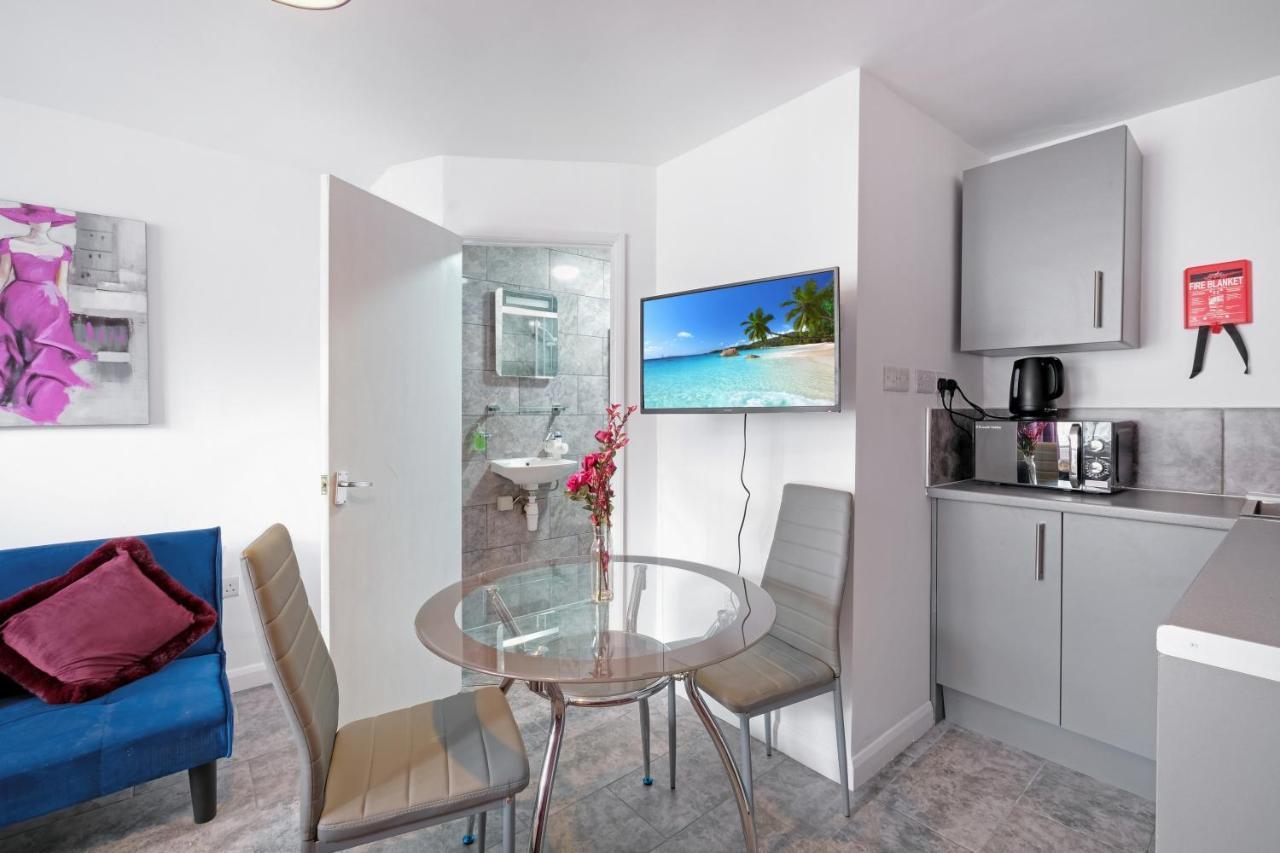 Wembley Fernbank Studios Sudbury Hill Harrow Self-Contained Studios With En-Suite מראה חיצוני תמונה