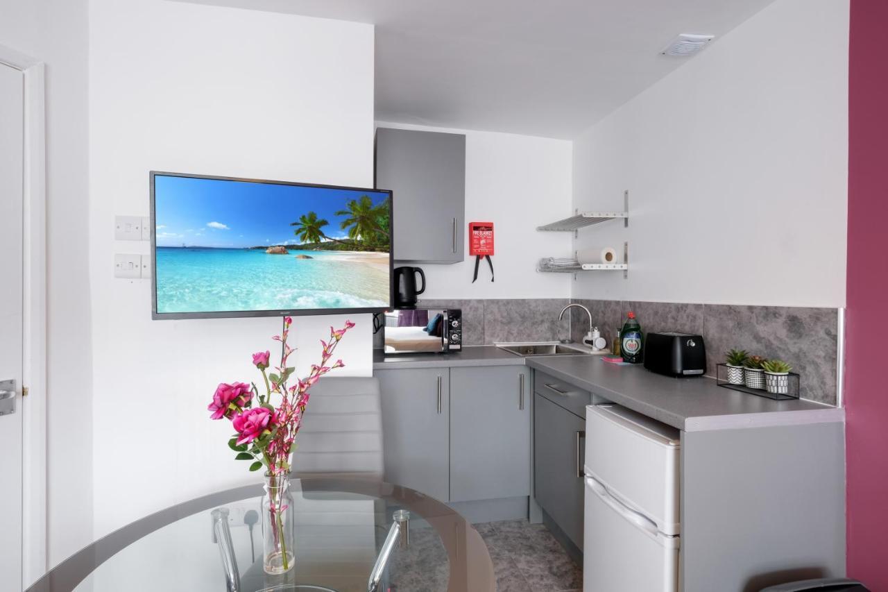 Wembley Fernbank Studios Sudbury Hill Harrow Self-Contained Studios With En-Suite מראה חיצוני תמונה