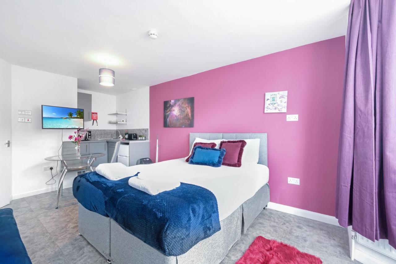 Wembley Fernbank Studios Sudbury Hill Harrow Self-Contained Studios With En-Suite מראה חיצוני תמונה