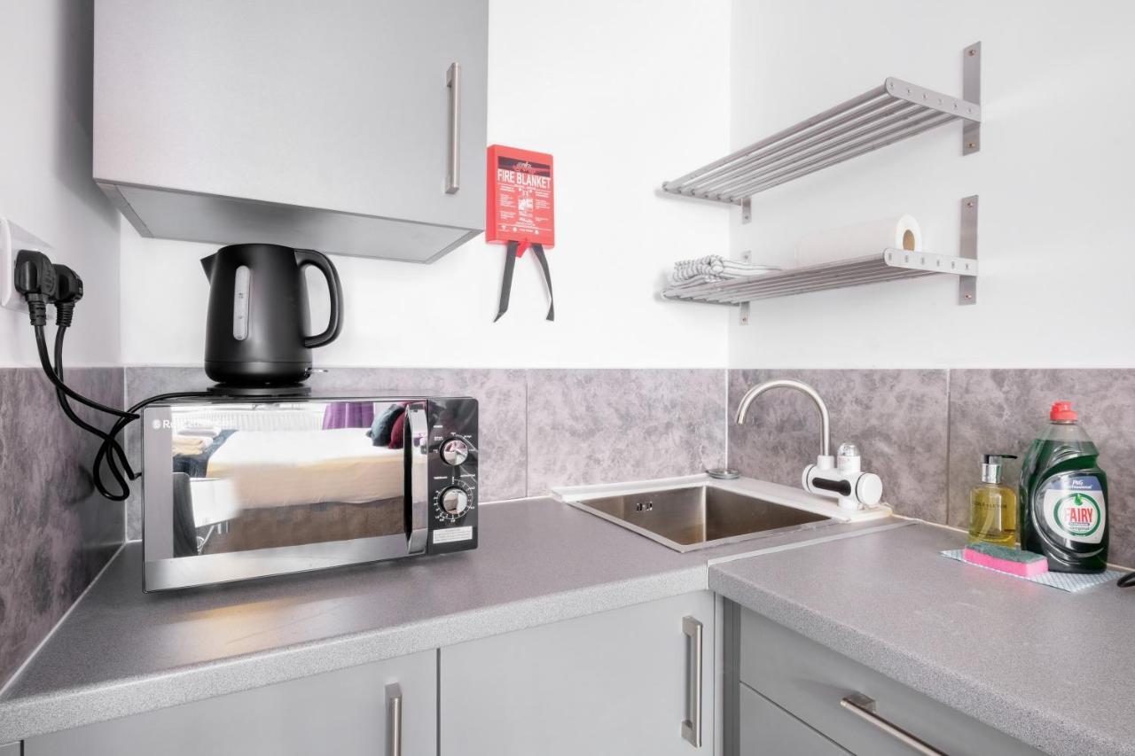 Wembley Fernbank Studios Sudbury Hill Harrow Self-Contained Studios With En-Suite מראה חיצוני תמונה