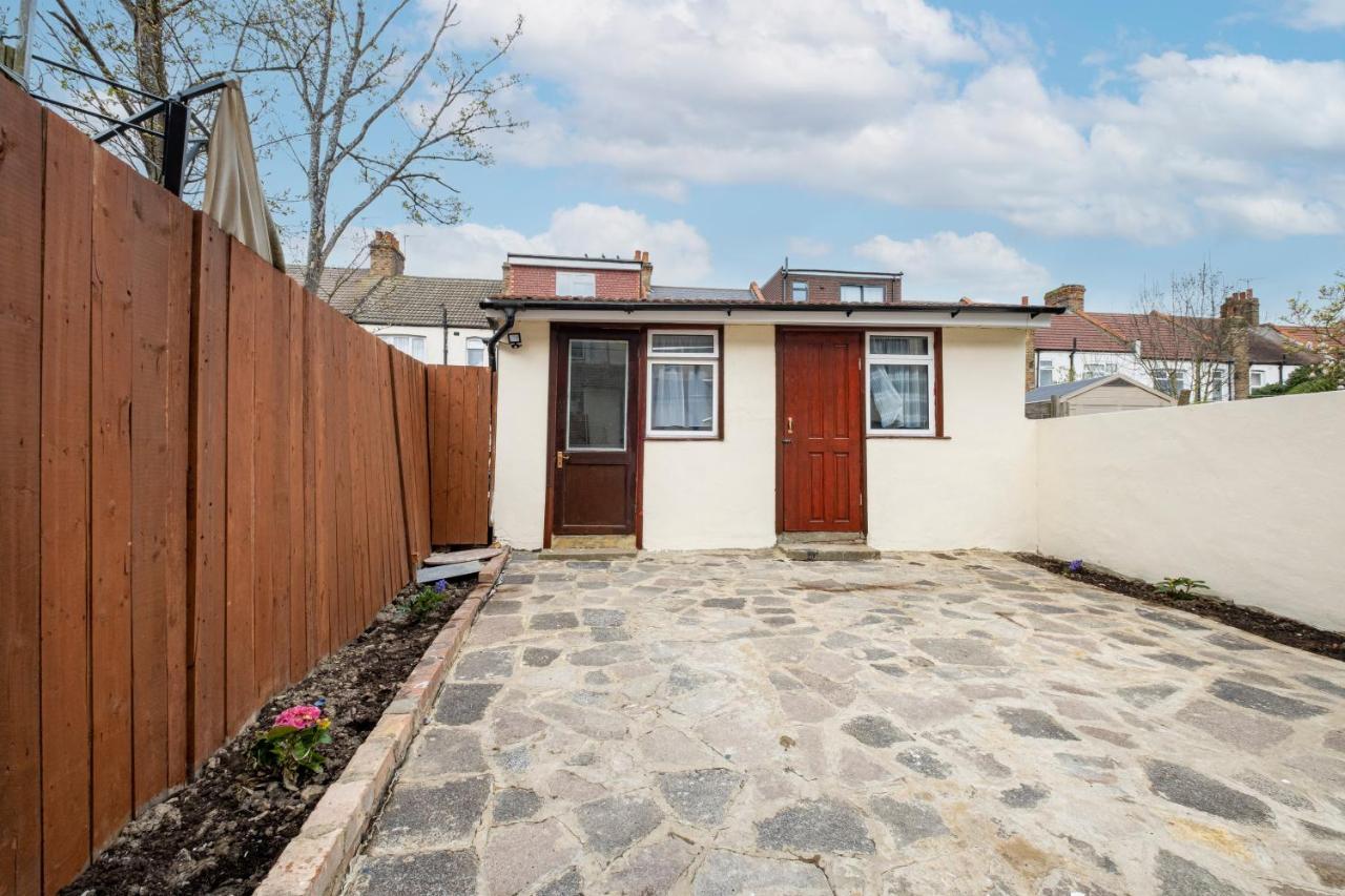 Wembley Fernbank Studios Sudbury Hill Harrow Self-Contained Studios With En-Suite מראה חיצוני תמונה