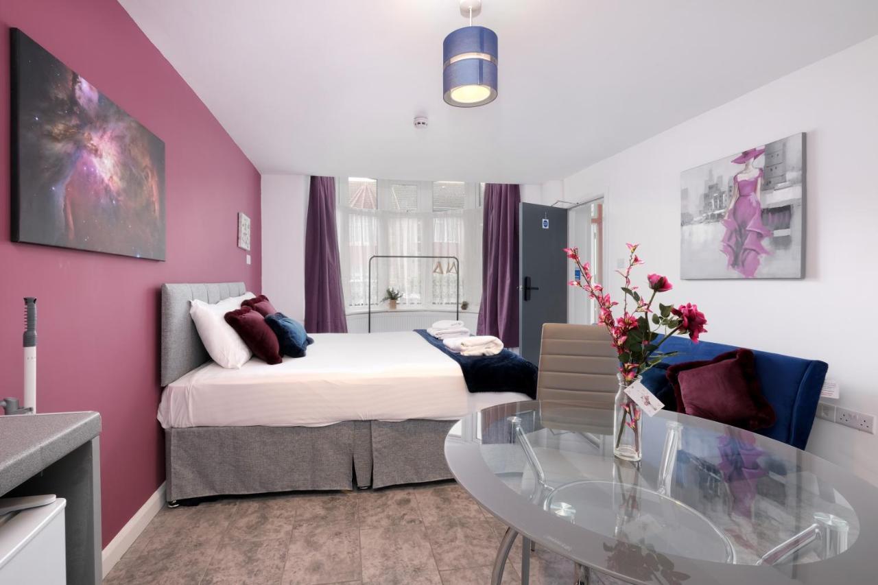 Wembley Fernbank Studios Sudbury Hill Harrow Self-Contained Studios With En-Suite מראה חיצוני תמונה