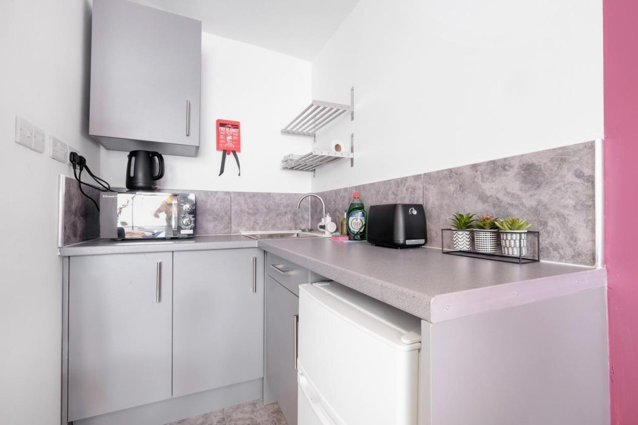 Wembley Fernbank Studios Sudbury Hill Harrow Self-Contained Studios With En-Suite מראה חיצוני תמונה