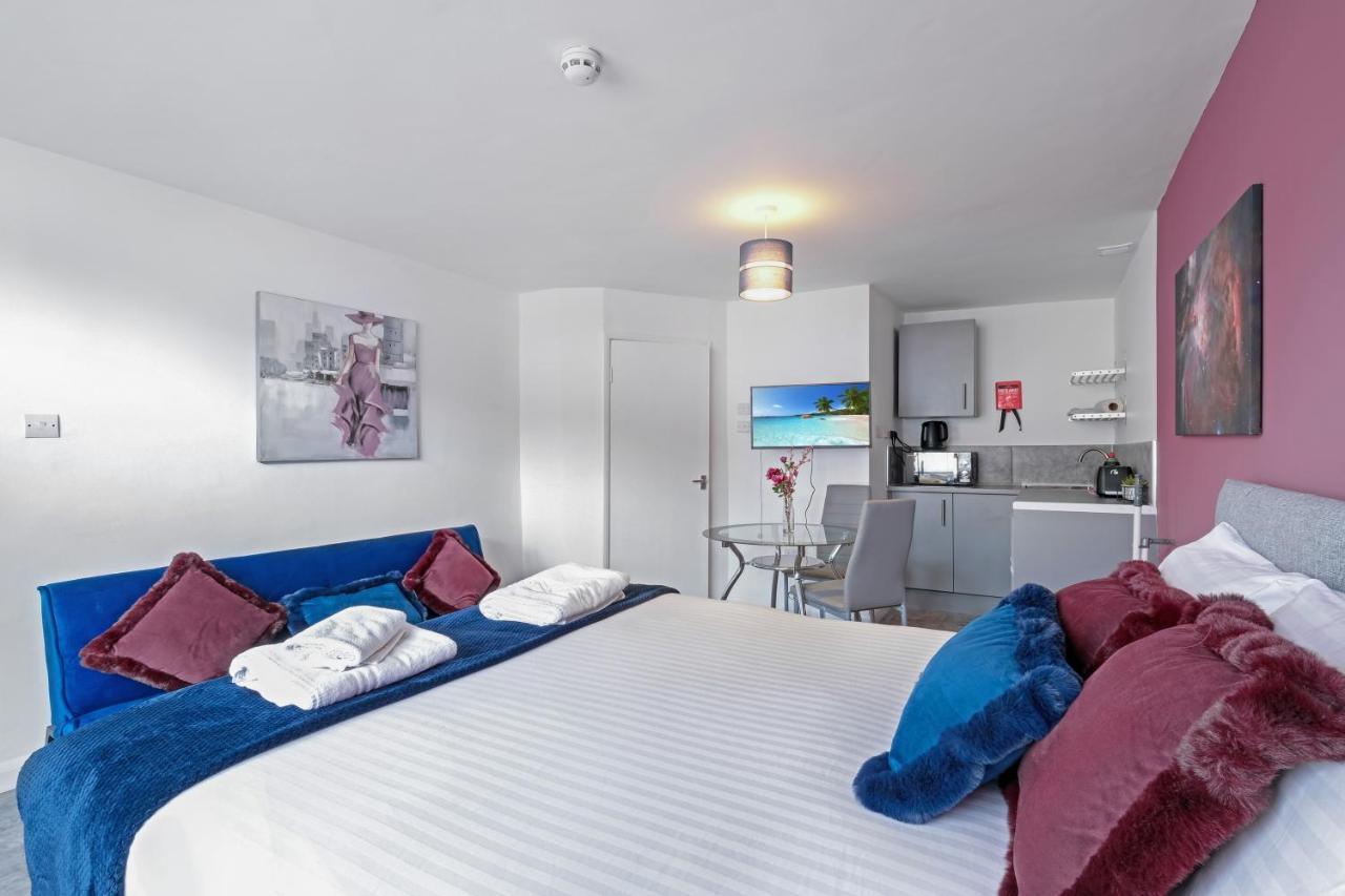Wembley Fernbank Studios Sudbury Hill Harrow Self-Contained Studios With En-Suite מראה חיצוני תמונה