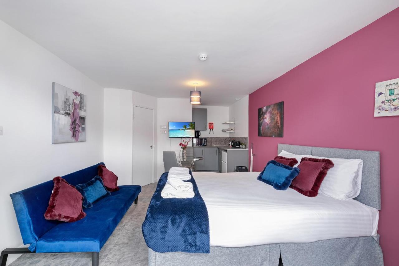 Wembley Fernbank Studios Sudbury Hill Harrow Self-Contained Studios With En-Suite מראה חיצוני תמונה
