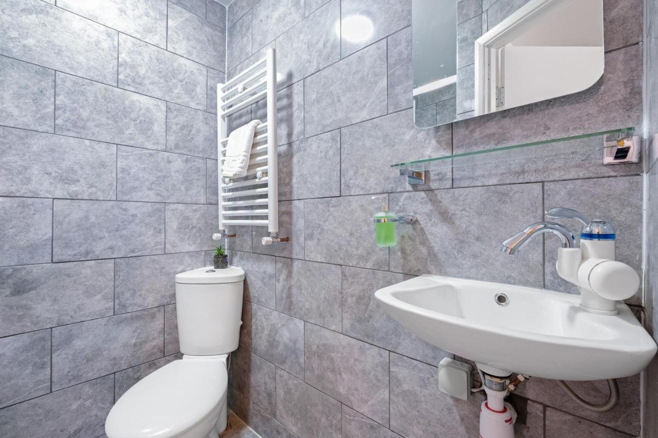 Wembley Fernbank Studios Sudbury Hill Harrow Self-Contained Studios With En-Suite מראה חיצוני תמונה