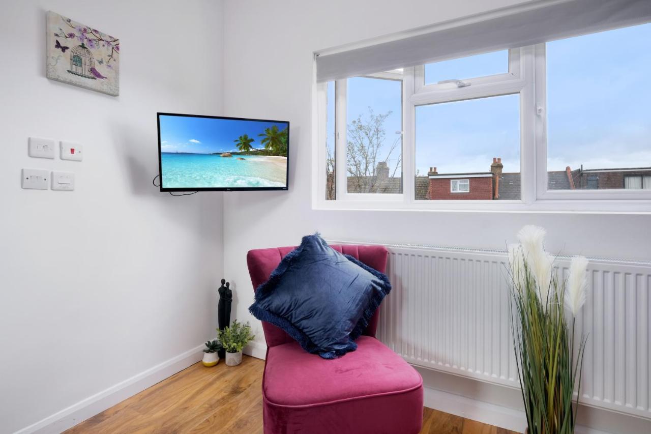Wembley Fernbank Studios Sudbury Hill Harrow Self-Contained Studios With En-Suite מראה חיצוני תמונה