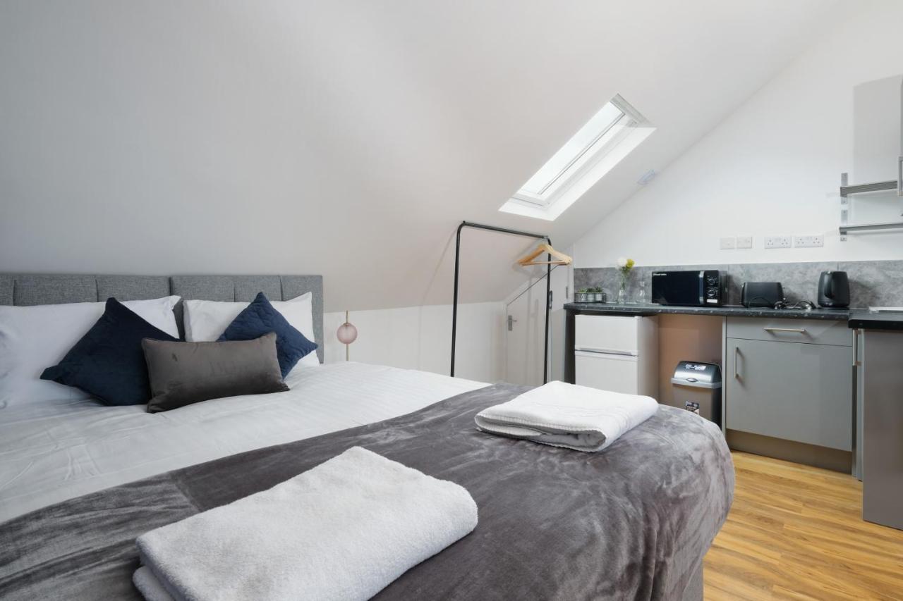 Wembley Fernbank Studios Sudbury Hill Harrow Self-Contained Studios With En-Suite מראה חיצוני תמונה