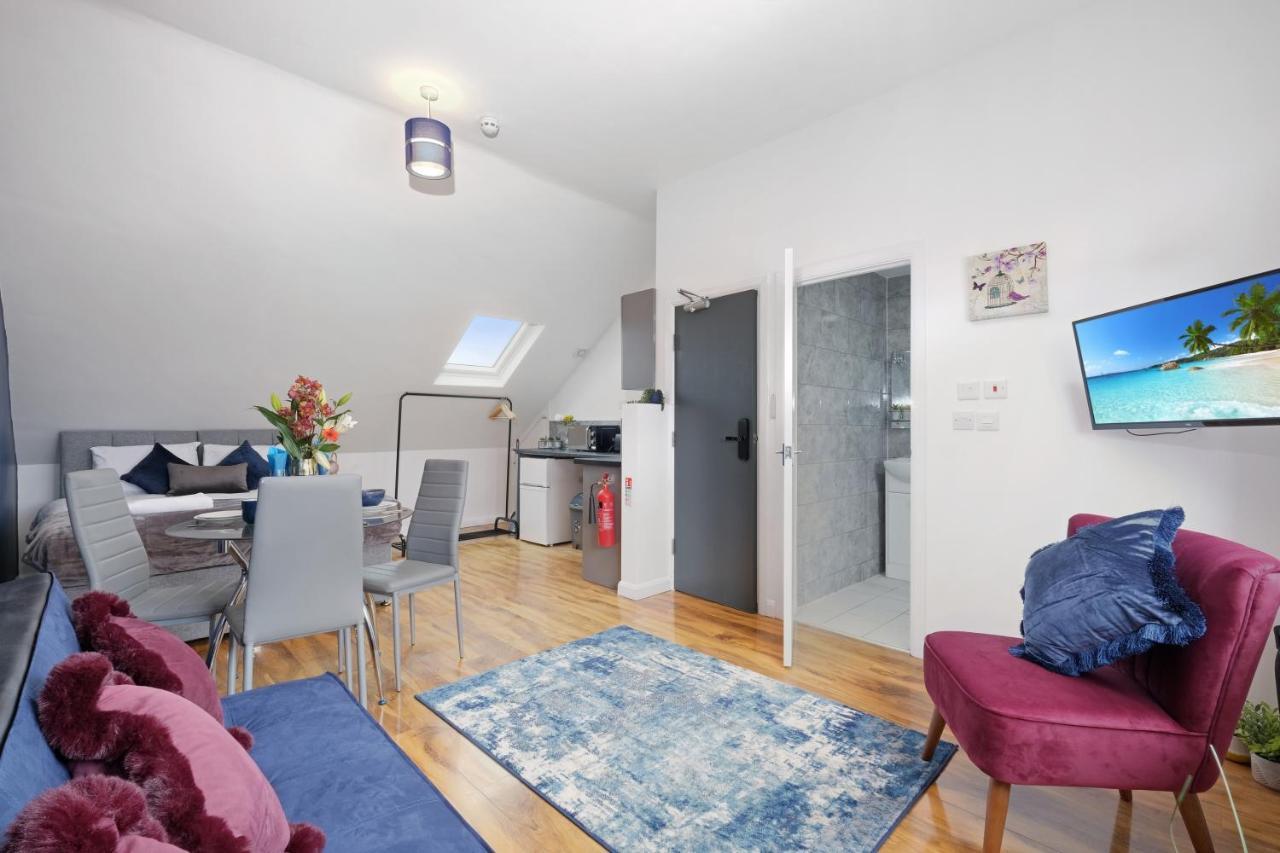 Wembley Fernbank Studios Sudbury Hill Harrow Self-Contained Studios With En-Suite מראה חיצוני תמונה