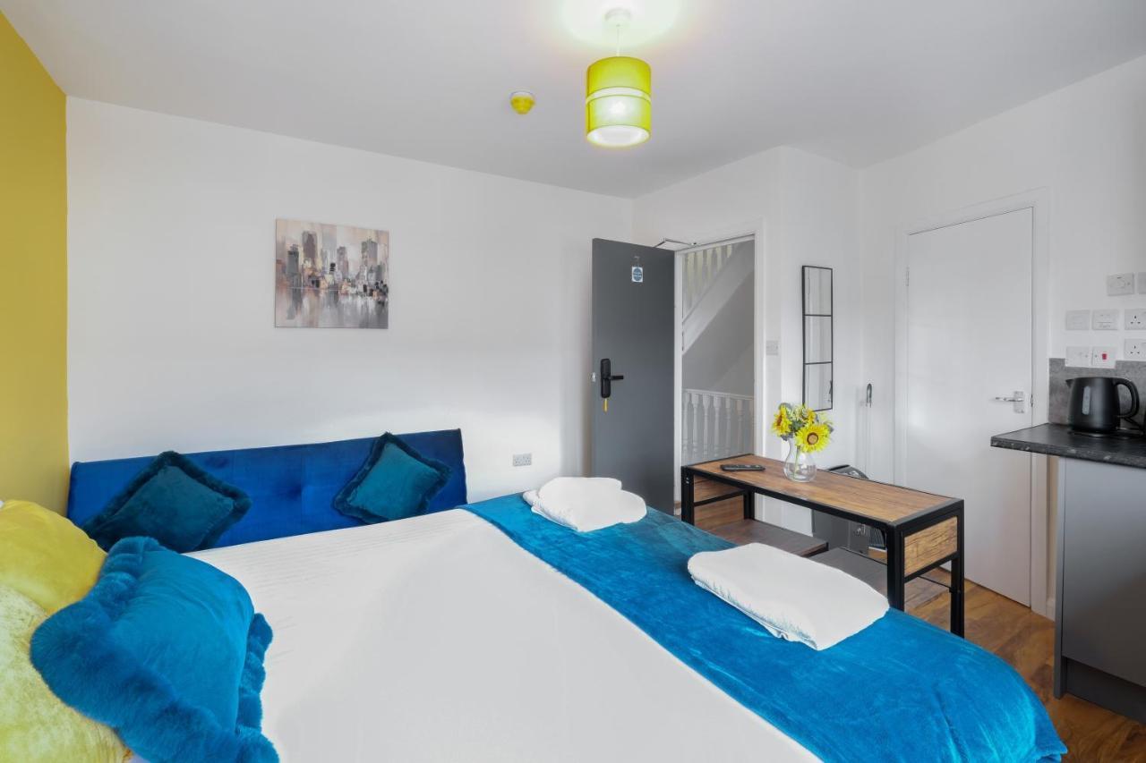 Wembley Fernbank Studios Sudbury Hill Harrow Self-Contained Studios With En-Suite מראה חיצוני תמונה