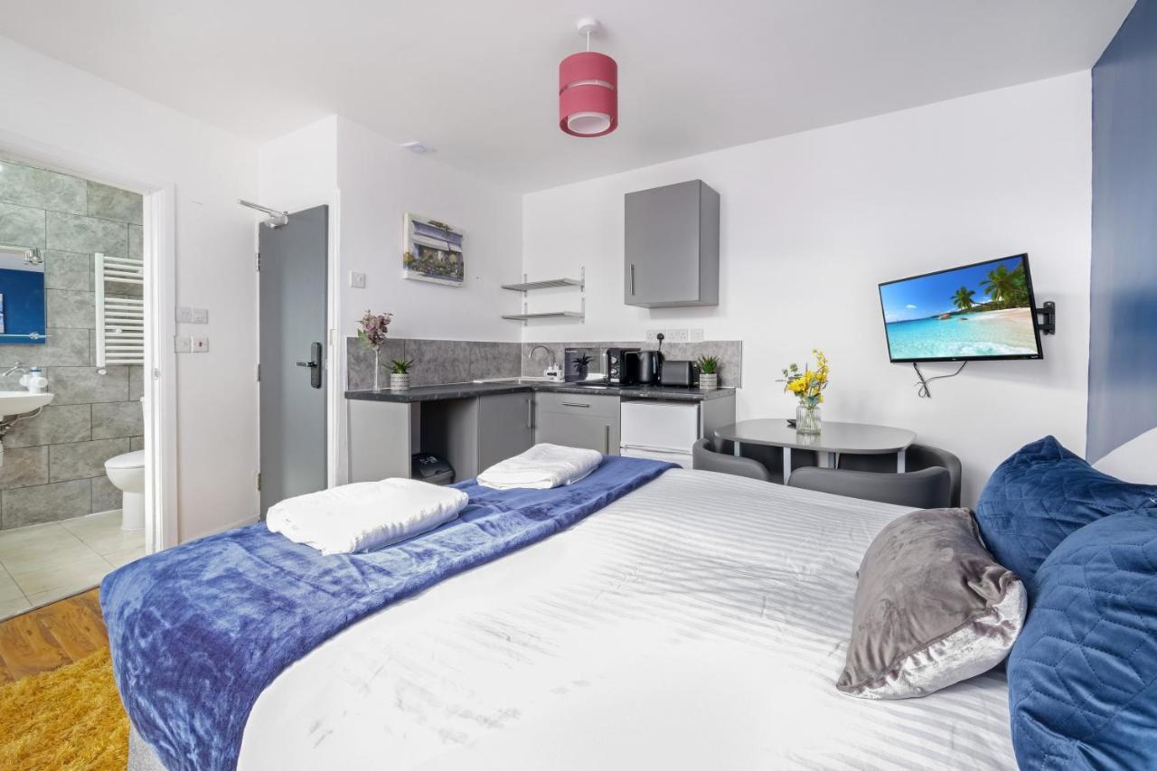 Wembley Fernbank Studios Sudbury Hill Harrow Self-Contained Studios With En-Suite מראה חיצוני תמונה