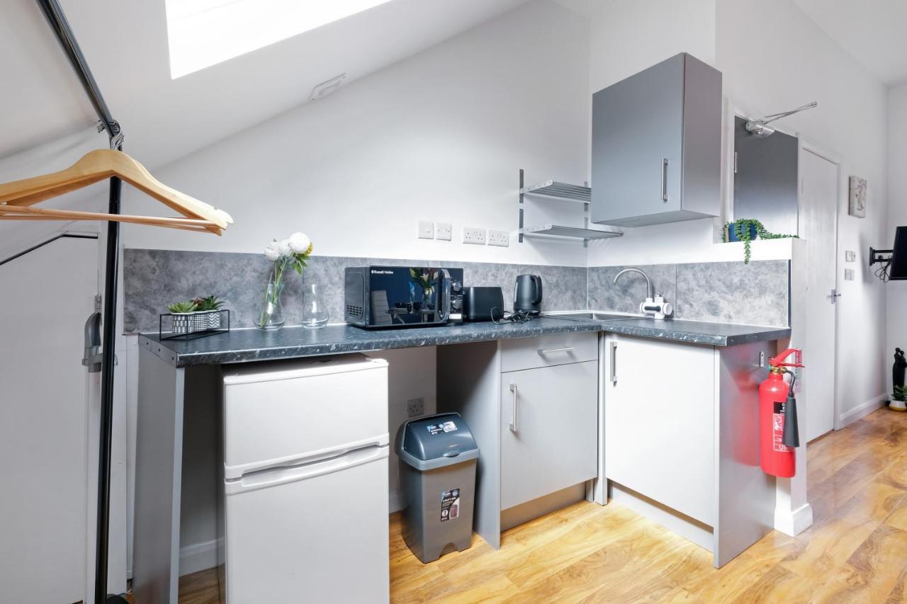 Wembley Fernbank Studios Sudbury Hill Harrow Self-Contained Studios With En-Suite מראה חיצוני תמונה
