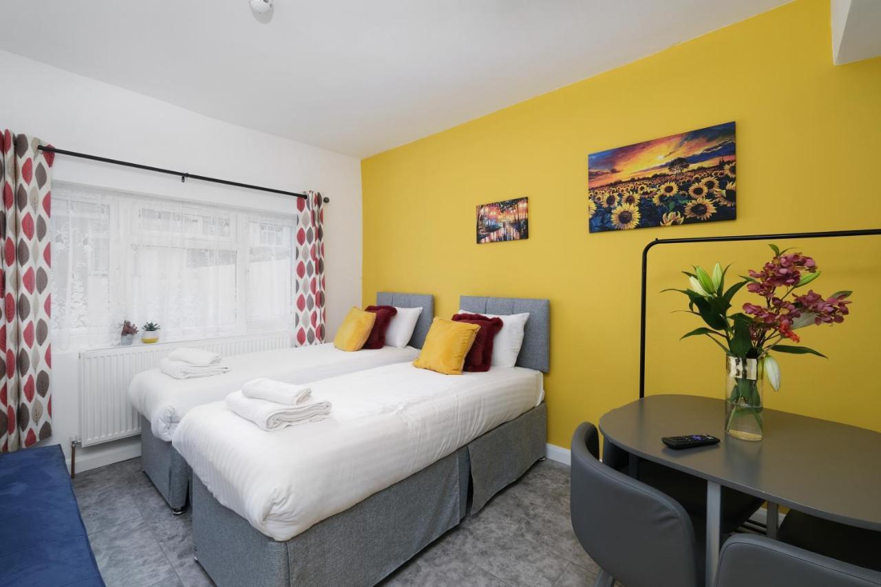Wembley Fernbank Studios Sudbury Hill Harrow Self-Contained Studios With En-Suite מראה חיצוני תמונה