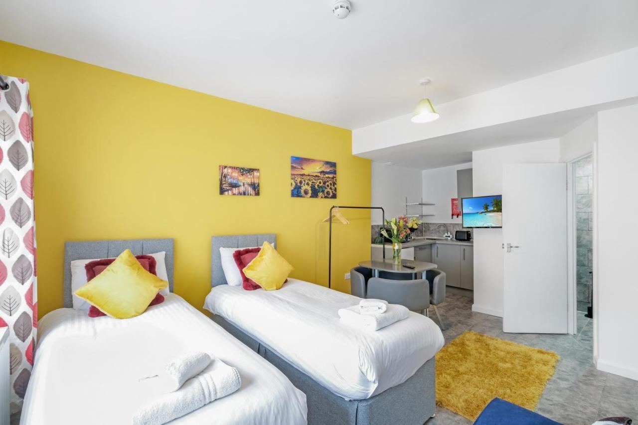 Wembley Fernbank Studios Sudbury Hill Harrow Self-Contained Studios With En-Suite מראה חיצוני תמונה