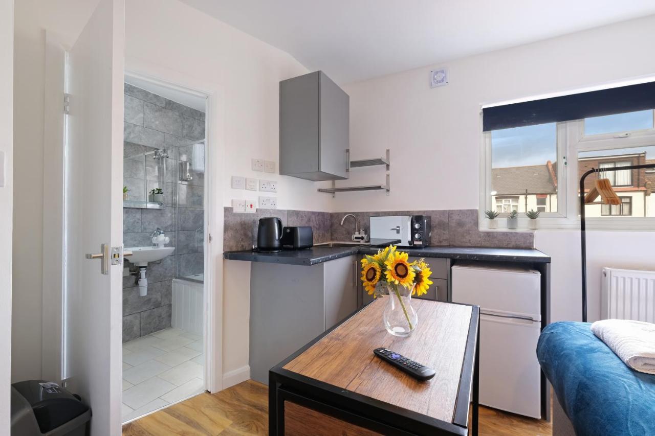 Wembley Fernbank Studios Sudbury Hill Harrow Self-Contained Studios With En-Suite מראה חיצוני תמונה