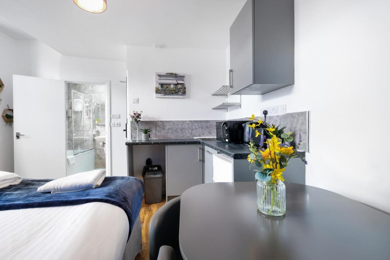 Wembley Fernbank Studios Sudbury Hill Harrow Self-Contained Studios With En-Suite מראה חיצוני תמונה