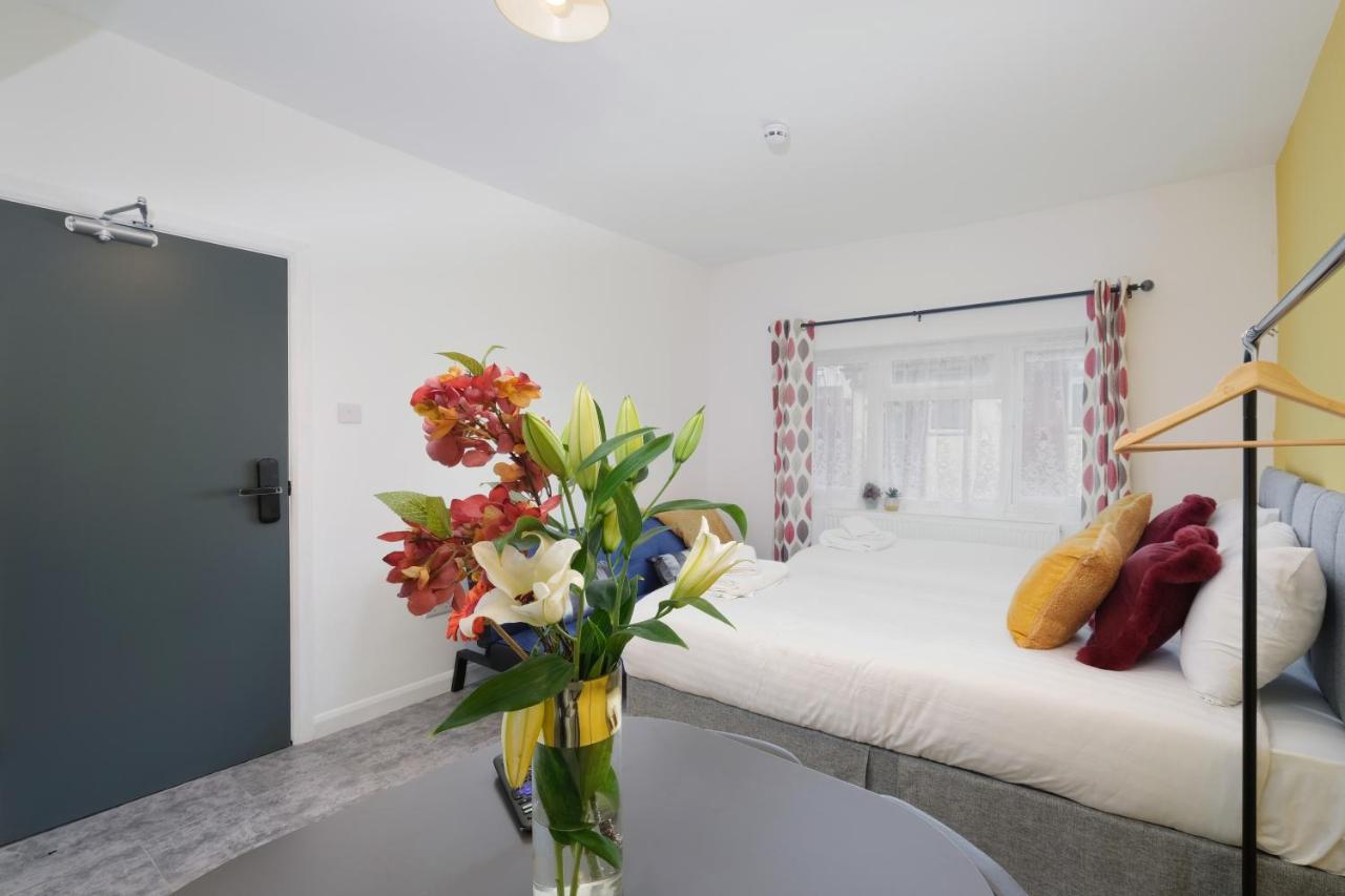 Wembley Fernbank Studios Sudbury Hill Harrow Self-Contained Studios With En-Suite מראה חיצוני תמונה
