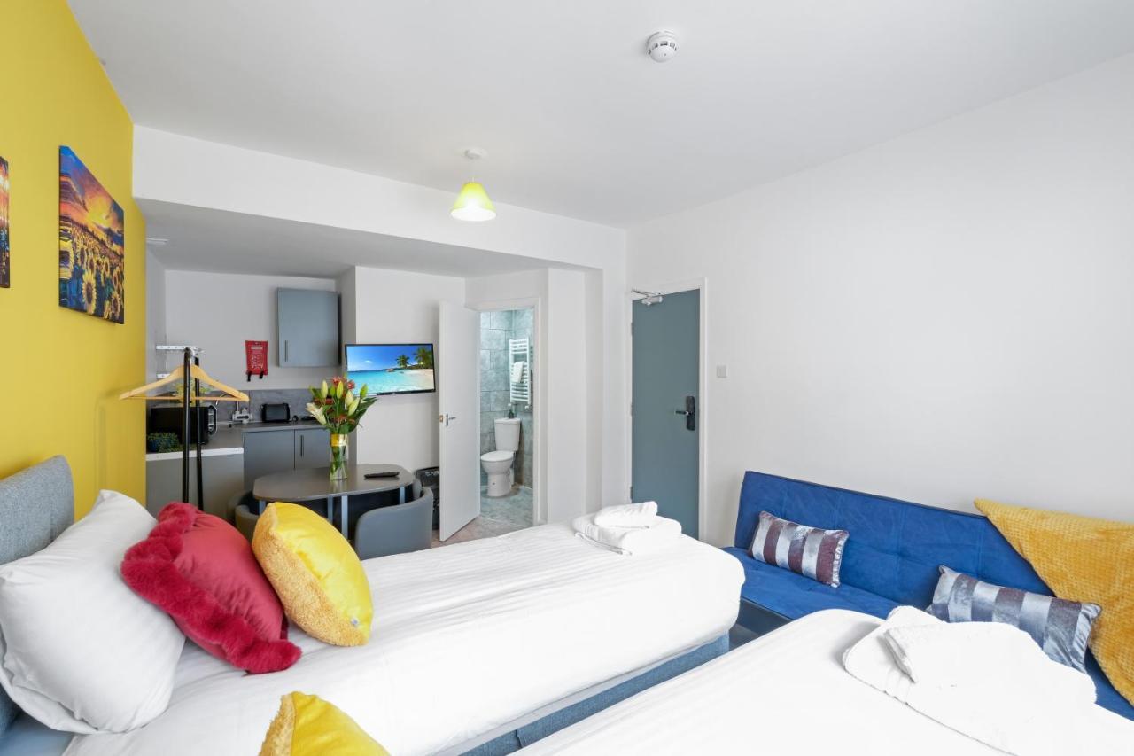 Wembley Fernbank Studios Sudbury Hill Harrow Self-Contained Studios With En-Suite מראה חיצוני תמונה