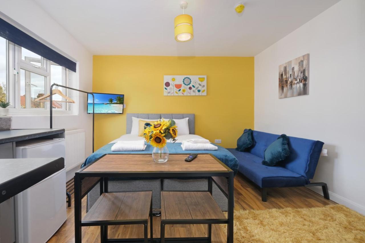 Wembley Fernbank Studios Sudbury Hill Harrow Self-Contained Studios With En-Suite מראה חיצוני תמונה
