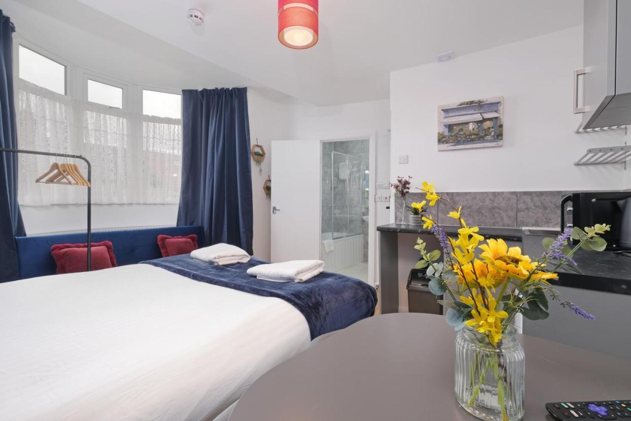 Wembley Fernbank Studios Sudbury Hill Harrow Self-Contained Studios With En-Suite מראה חיצוני תמונה