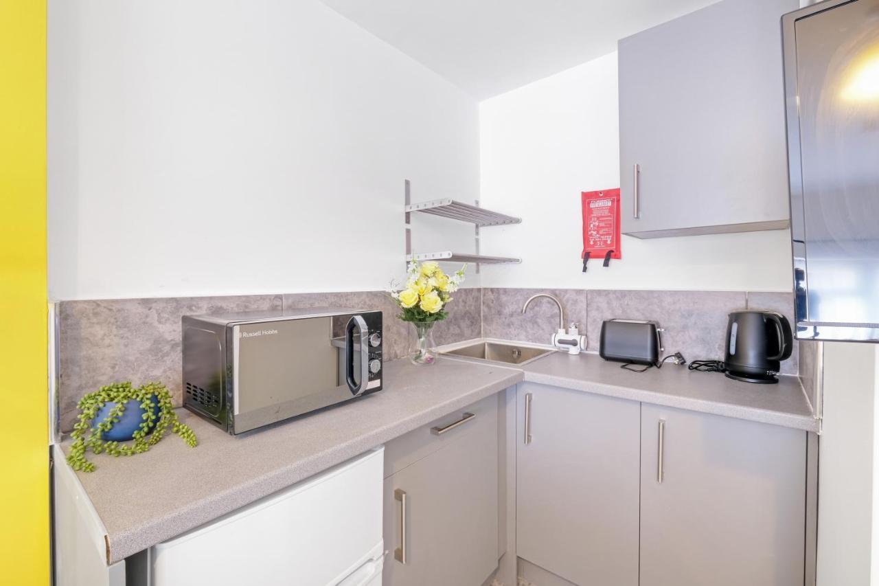 Wembley Fernbank Studios Sudbury Hill Harrow Self-Contained Studios With En-Suite מראה חיצוני תמונה