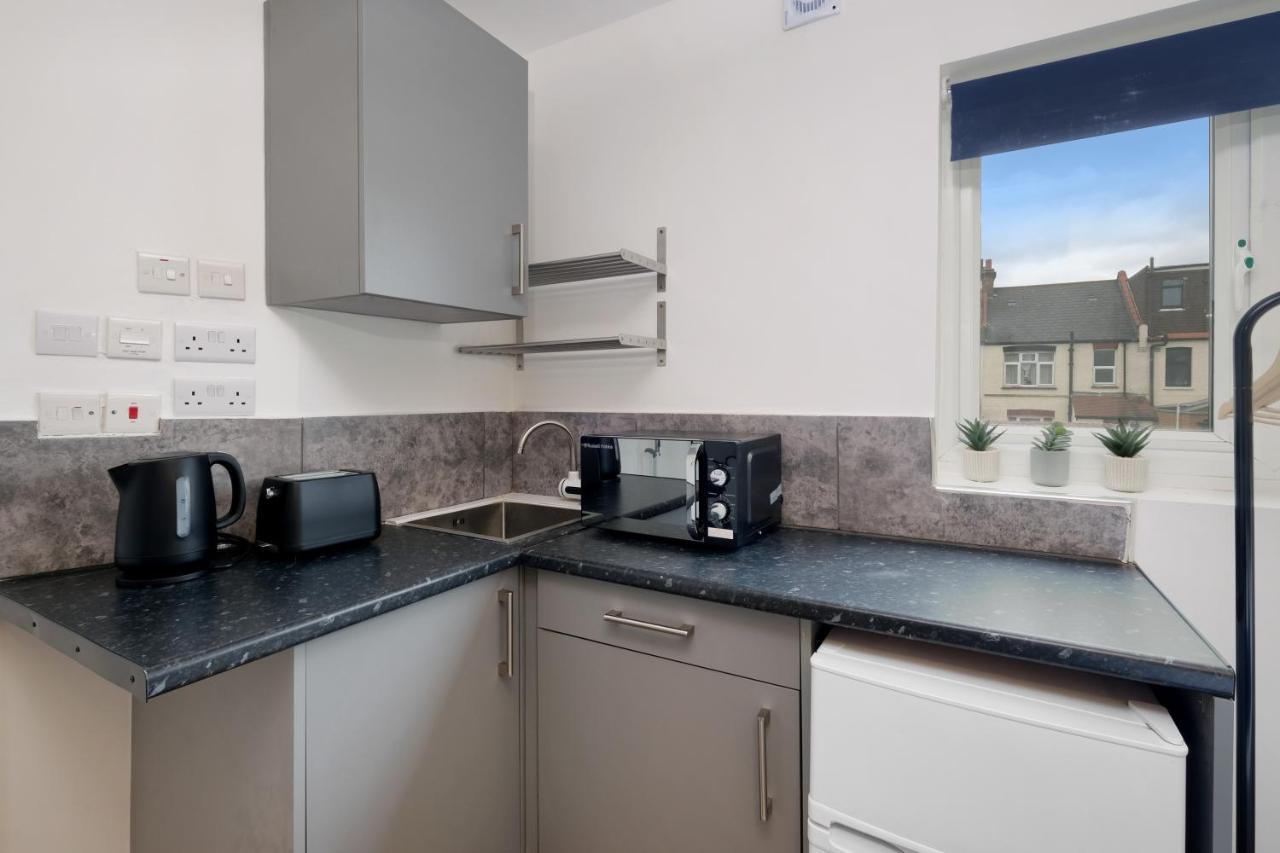 Wembley Fernbank Studios Sudbury Hill Harrow Self-Contained Studios With En-Suite מראה חיצוני תמונה