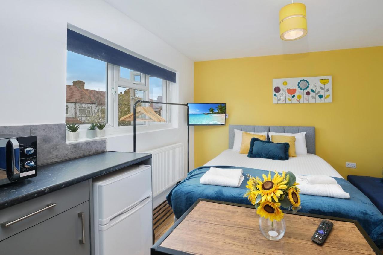 Wembley Fernbank Studios Sudbury Hill Harrow Self-Contained Studios With En-Suite מראה חיצוני תמונה