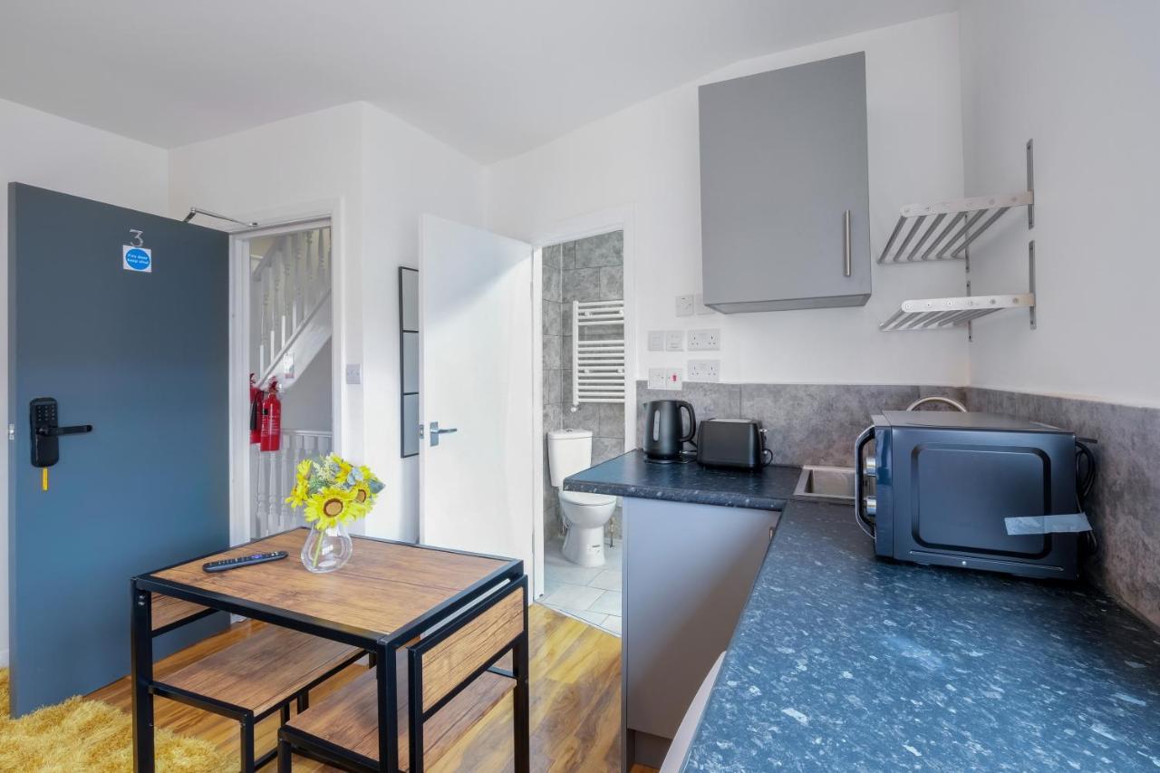 Wembley Fernbank Studios Sudbury Hill Harrow Self-Contained Studios With En-Suite מראה חיצוני תמונה
