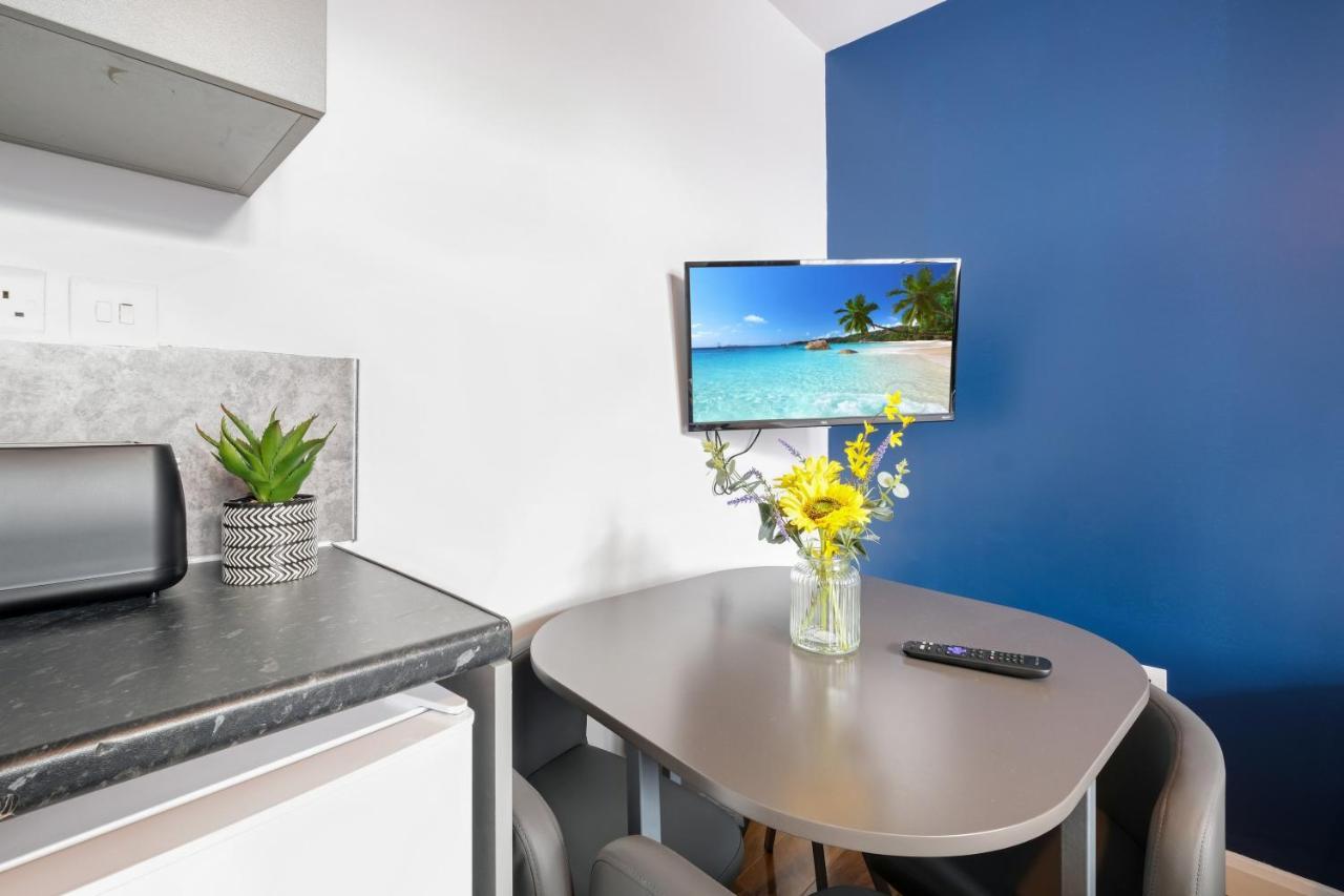 Wembley Fernbank Studios Sudbury Hill Harrow Self-Contained Studios With En-Suite מראה חיצוני תמונה